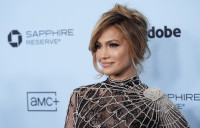 Η Jennifer Lopez έκανε την πιο τέλεια πρόταση με έντονη μωβ σκιά ματιών, ένα βράδυ καθημερινής