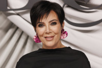 Η Kris Jenner είναι αγνώριστη με mod bob και αφέλειες