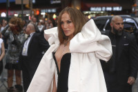 Το "Astral Flash" μανικιούρ της Jennifer Lopez είναι η πιο λαμπερή έμπνευση για το καλοκαίρι