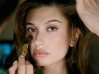 Η Hailey Bieber παρουσίασε το νέο μεγάλο makeup trend στο Met Gala 2025