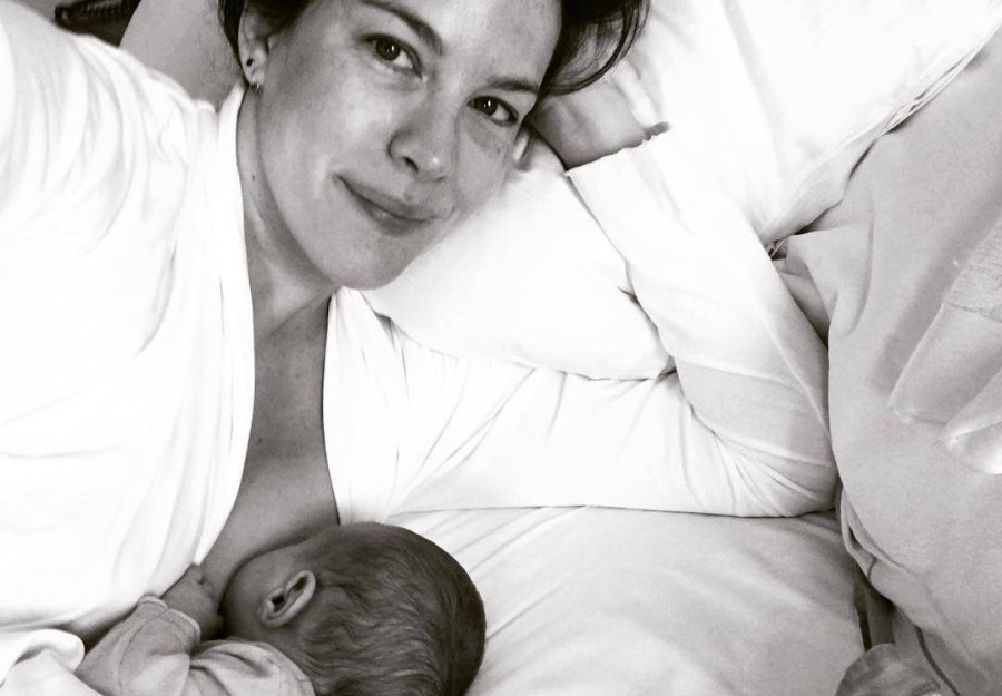 Η Liv Tyler θηλάζει το μωράκι της πριν από μερικά χρόνια.