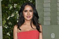 Το μυστικό της Salma Hayek Pinault για νεανικό δέρμα; Moisturizer sandwiches και αυτή η θεραπεία για τον «λαιμό γαλοπούλας»