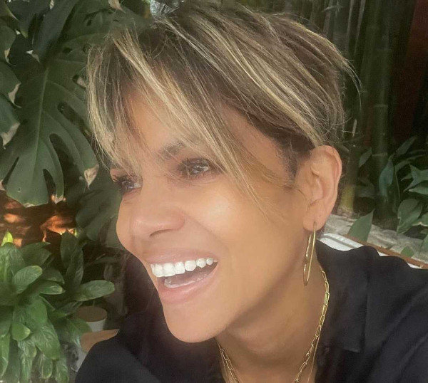 H Halle Berry &quot;παλεύει&quot; με το φερμουάρ του παντελονιού της: Το ξεκαρδιστικό βίντεο