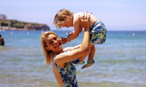 Γιούλικα Σκαφιδά: Πρώτο μπάνιο για φέτος με τον γιο της με το απόλυτο matchy matchy look