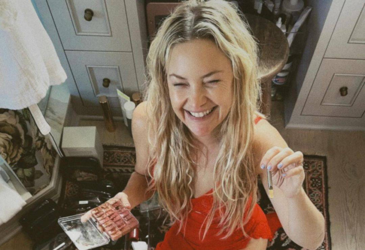 Kate Hudson: Πρωινές σέξι φωτογραφίες στο Instagram με κόκκινο μίνι νυχτικό