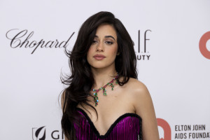 Slip Dress &amp; Bra - Η Camila Cabello φέρνει την εποχή των ‘00s στο σήμερα