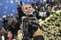 Η Miley Cyrus εξήγησε το πρόβλημα που δημιουργεί τη βραχνή φωνή της