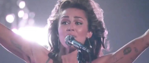 Βραβεία Grammy 2024: Η μεγάλη στιγμή της Miley Cyrus και η «βόμβα» του Jay Z