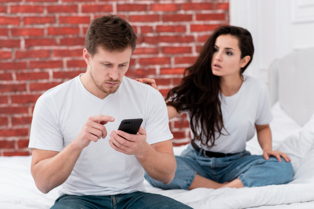 Microcheating: Η σύγχρονη μορφή της απιστίας. Τι είναι και πώς να τη διαχειριστείς