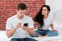 Microcheating: Η σύγχρονη μορφή της απιστίας. Τι είναι και πώς να τη διαχειριστείς