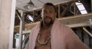 Jason Momoa: Εμφανίζεται ολόγυμνος σε βίντεο για να διαφημίσει τη βότκα του