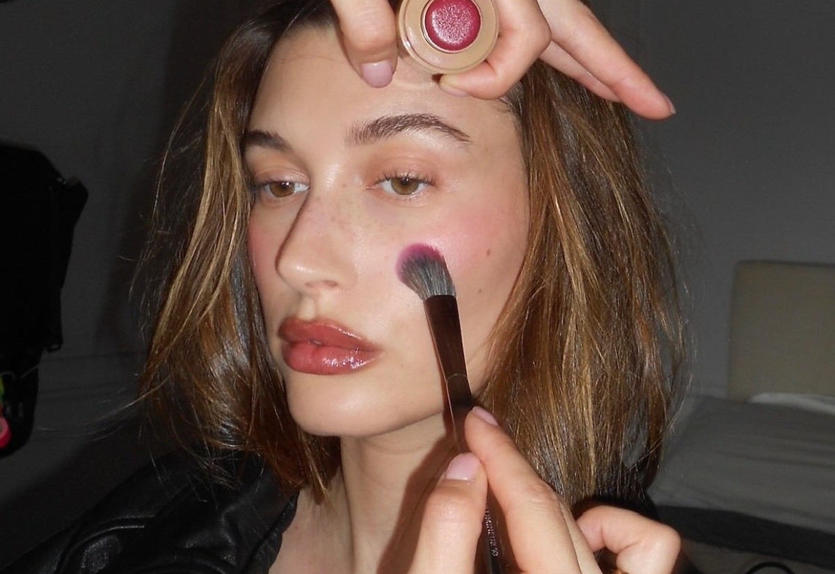 Σύμφωνα με την Hailey Bieber, το plum blush θα είναι παντού αυτή την άνοιξη