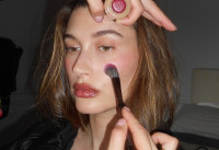Σύμφωνα με την Hailey Bieber, το plum blush θα είναι παντού αυτή την άνοιξη