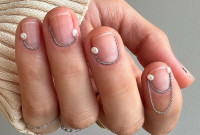 Τα Charm Nails είναι η νέα τάση που θα ανεβάσει το μανικιούρ σου επίπεδο
