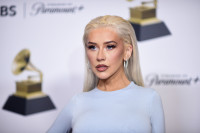 Η Christina Aguilera ξεσήκωσε το Instagram με στρινγκ πάνω από παντελόνι και διάφανο φόρεμα