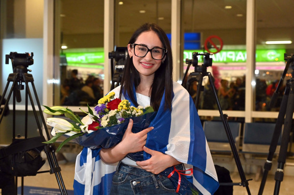 Eurovision: Επέστρεψε η Κλαυδία και η Ελληνική αποστολή. Θριαμβευτικό κλίμα και χαμόγελα στο αεροδρόμιο