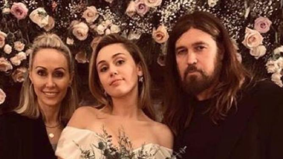 Η Miley ανάμεσα από τους γονείς της την ημέρα του γάμου της με τον Liam Hemsworth το 2018