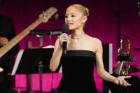 Η Ariana Grande εμφανίζεται με γκρίζα μαλλιά, ρυτίδες και ξεθωριασμένα τατουάζ στη νέα ταινία μικρού μήκους της