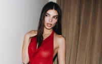 Emily Ratajkowski: Αυτά είναι τα αγαπημένα της προϊόντα για βραδινό μακιγιάζ και η role play προετοιμασία για να βγει έξω