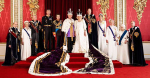 Κάρολος - Καμίλα: Η πρώτη επίσημη φωτογραφία ως βασιλείς ήταν, φυσικά, χωρίς τα απολωλότα πρόβατα της οικογένειας