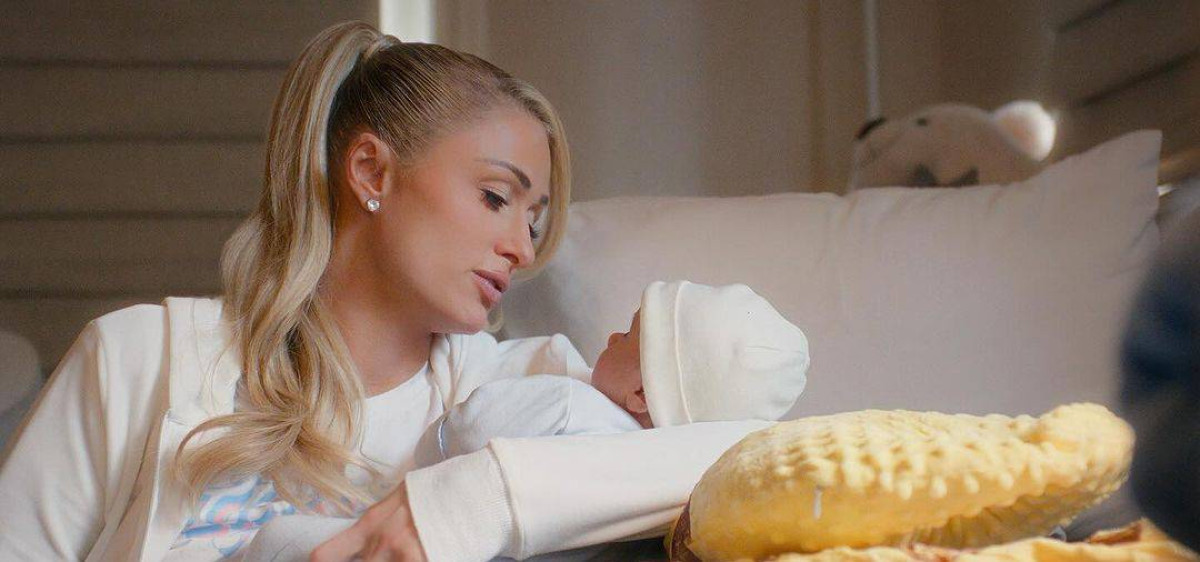 Paris Hilton: Το αξιολάτρευτο βίντεο όπου παρουσιάζει για πρώτη φορά τη νεογέννητη κορούλα της να δέχεται τα χάδια του αδελφού της