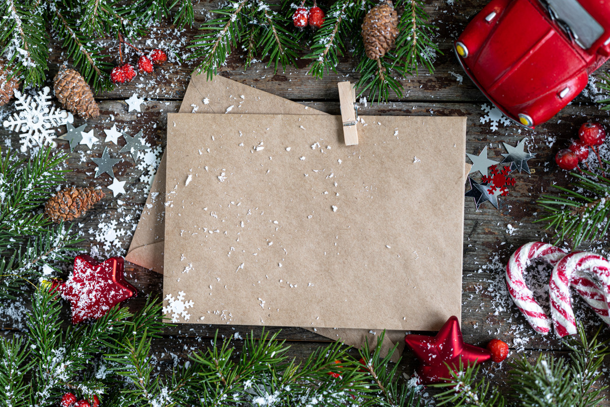 Σκέφτεσαι τι να γράψεις στις κάρτες που συνοδεύουν τα χριστουγεννιάτικα δώρα σου; Ιδού μερικές ιδέες