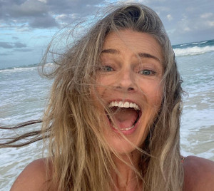 Paulina Porizkova: Στα 58 της φωτογραφίζεται με μαύρα δαντελένια εσώρουχα δίνοντας ένα μήνυμα για την αποδοχή του χρόνου που περνάει