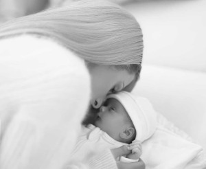 Paris Hilton: Οι νέες φωτογραφίες με τον γιο της είναι σκέτη γλύκα