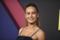 Brie Larson: Το νέο της “twiggy blonde” pixie, είναι όλη η έμπνευση που χρειάζεσαι για καλοκαιρινά κοντά μαλλιά