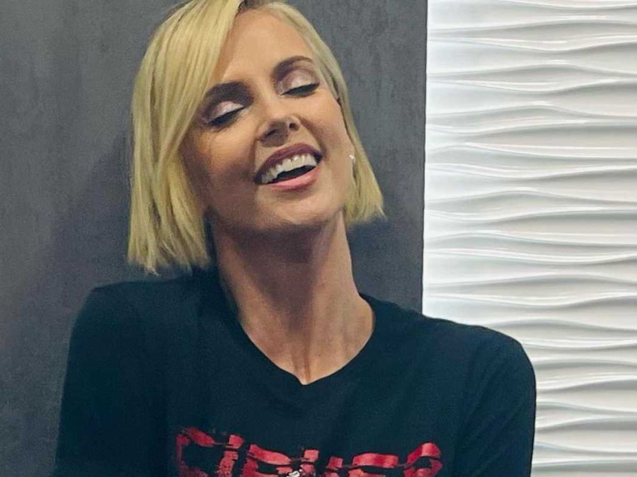 Charlize Theron: Η αφοπλιστική απάντησή της στην κριτική ότι έκανε αποτυχημένη πλαστική επέμβαση