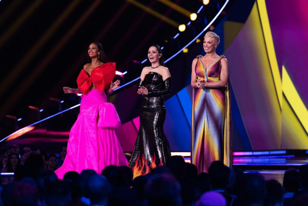 Eurovision Α' Ημιτελικός: Με δημιουργία Celia Kritharioti η μία από τις τρεις παρουσιάστριες