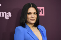 Jessie J: Μοιράστηκε τη διάγνωση με καρκίνο του μαστού, ζήτησε μια αγκαλιά και την έλαβε από τον κόσμο αλλά και τη Rita Ora