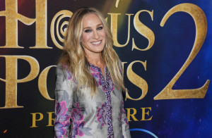 Η Carrie Bradshaw (καλά, η Sarah Jessica Parker) μόλις ανέβασε στο Instagram αυτό το TikTok-Viral προϊόν για τα χείλη