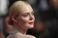 Η Elle Fanning δεν πάει πουθενά χωρίς αυτό το concealer των 15 ευρώ