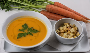 Σούπα καρότου με αλμυρή γκρανόλα σουσαμιού