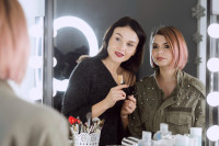 Πασίγνωστη Make Up Artist σου δείχνει πώς να κάνεις ένα ενοχλητικό σπυράκι αόρατο!