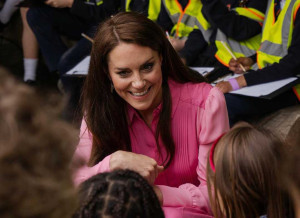 Kate Middleton: Γιατί δεν επιτρέπεται να υπογράψει αυτόγραφα ακόμα και όταν της τα ζητάνε παιδιά