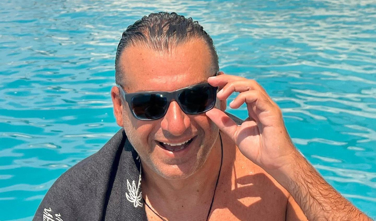 Γιώργος Λιάγκας: Μόνος του σε όλη την παραλία με βροχή!
