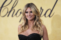 Η Heidi Klum μιλά για τη μάσκαρα που ξεπέρασε την αγαπημένη της και την πλούσια ενυδατική που άλλαξε στα 40 της