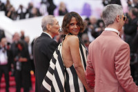 Το side-parted bob της Halle Berry είναι το σικάτο look που πρέπει να αντιγράψεις αυτό το καλοκαίρι