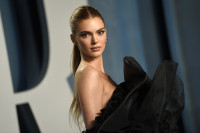 Η Kendall Jenner ταίριαξε το φλογερό κόκκινο μίνι φόρεμά της με το κραγιόν της - Όπως μόνο μια icon μπορεί