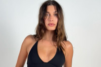 Η Hailey Bieber μόλις φόρεσε ένα μίνι φόρεμα φτιαγμένο με πάνω από 100 ανοξείδωτα λουράκια ρολογιών