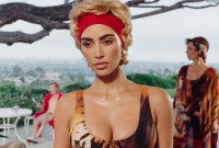 Το tiger print swimsuit της Kim Kardashian είναι λες και βγήκε από κάποιο editorial των ’80s