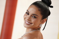 Το negative space neon mani της Vanessa Hudgens συνδυάζει τόσες πολλές τάσεις νυχιών