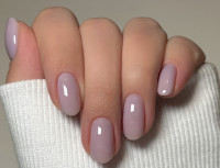 Lavender milk nails: Η νέα «nude» απόχρωση για το καλοκαίρι 2025
