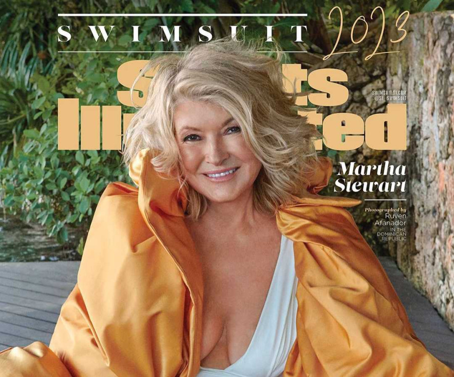 Martha Stewart: Στα 81 της ποζάρει με μαγιό στο εξώφυλλο του Sports Illustrated και αποτελεί έμπνευση