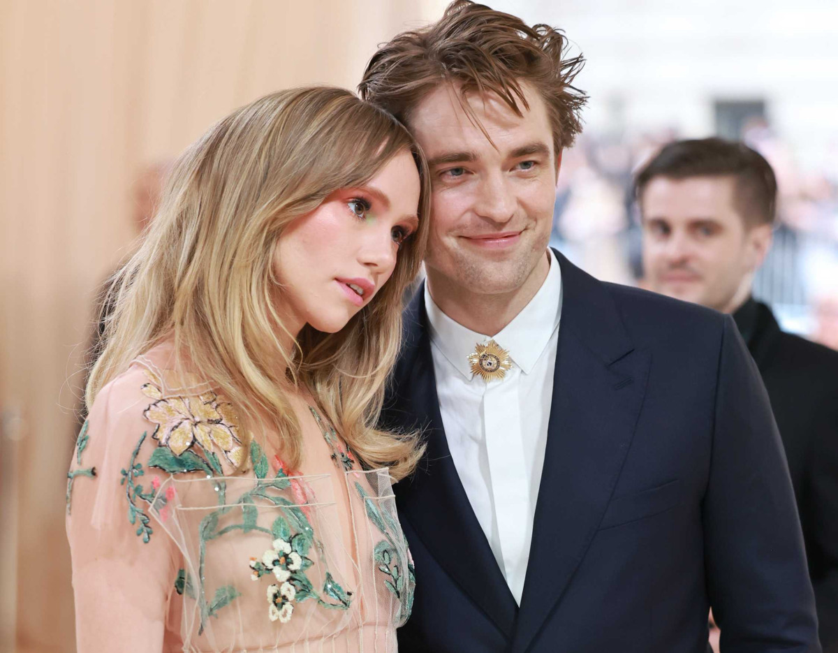 Suki Waterhous και Robert Pattinson σε full in love πόζα