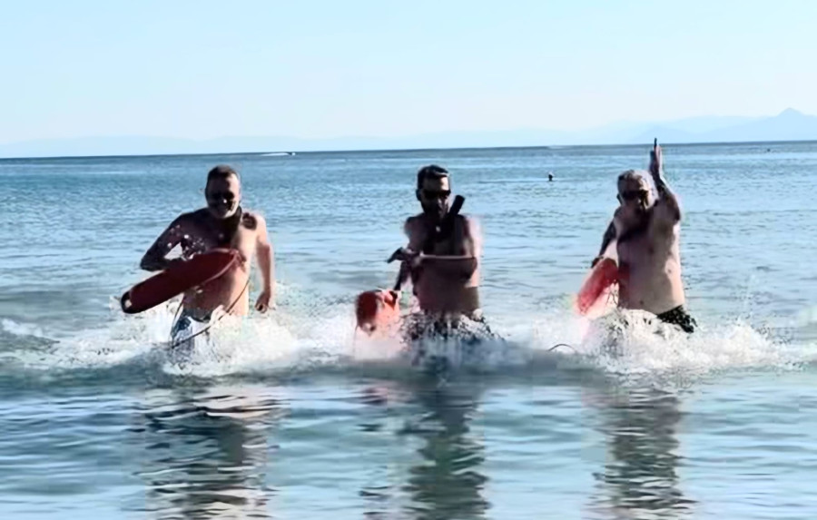 Epic... Κόκλας, Ιωάννου και Δημητρίου αναβίωσαν το Baywatch στη Βούλα (Voulawatch)