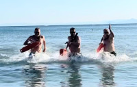 Epic... Κόκλας, Ιωάννου και Δημητρίου αναβίωσαν το Baywatch στη Βούλα (Voulawatch)