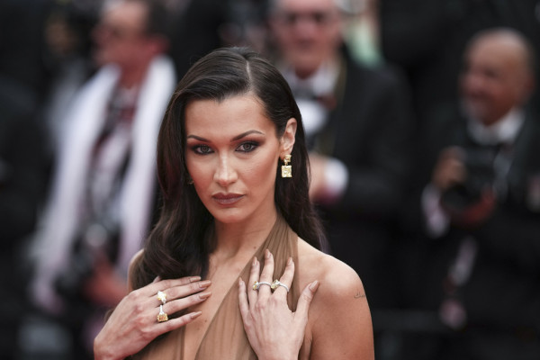 Η Bella Hadid αποκαλύπτει το προσιτό προϊόν που δεν αποχωρίζεται ποτέ